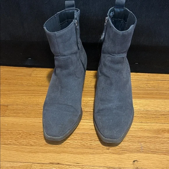 Universal Threads Grey Boots Size 7.5 - Picture 2 of 4